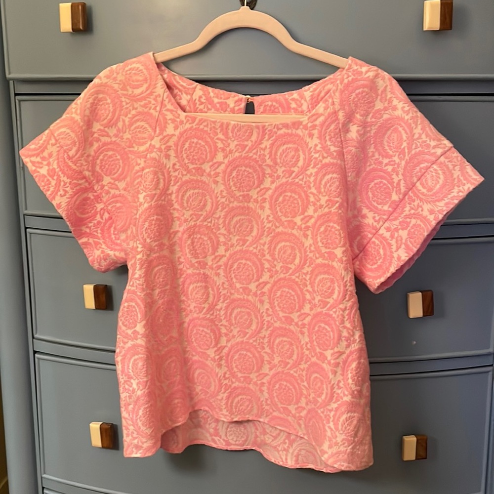 Bubblegum Pink Floral Jacquard Short Sleeve Work Top with Keyhole Back Detailing
